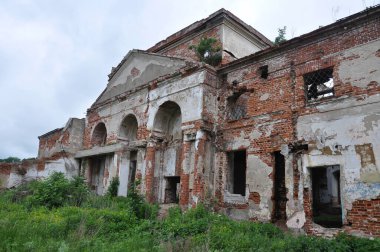 Porechye 'deki harabeler. Yazın Porechye bölgesinde. Rusya