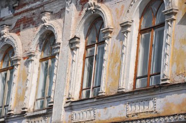 Eski bina. Tarihi mimari. Eski pencereleri kapat