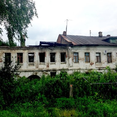 Taş ev. Harap olmuş eski bir ev. Büyük Rostov. Nero Gölü. Rusya