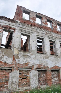 Tuğla ev. Tuğla duvar Harap olmuş eski bir ev. Rostov Veliky. Nero Gölü. Rusya