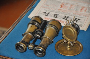 Eski dürbünler. Metal retro dürbün. Optik aksesuar