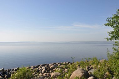 Kubenskoye Gölü 'ndeki Stone Adası. Vologda bölgesinin Ust-Kubinsky ilçesi. Ustye-Kubenskoye. Rusya