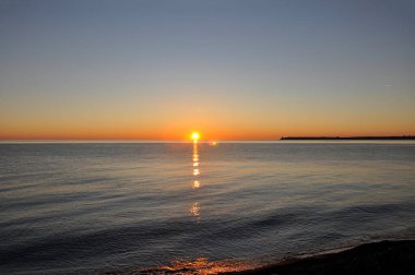 Denizde gün batımı. Akşamları deniz kıyısında. Karadeniz. Abhazya