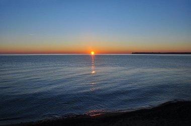 Denizde gün batımı. Akşamları deniz kıyısında. Karadeniz. Abhazya