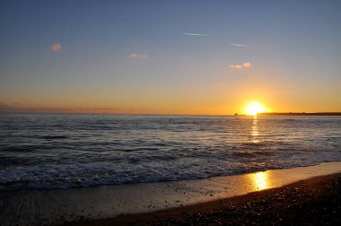 Denizde gün batımı. Akşamları deniz kıyısında. Karadeniz. Abhazya
