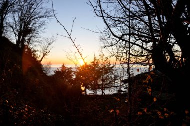 Denizde gün batımı. Akşamları deniz kıyısında. Karadeniz. Abhazya