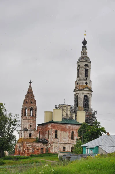Porechye的教堂被毁了的古寺彼得和保罗的教堂 位于波瑞切耶 雷布尼 夏天的Porechye地区 俄罗斯 — 图库照片