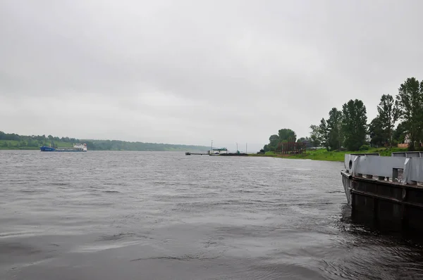 Ferry Rio Volga Cidade Tutaev Romanov Borisoglebsk Yaroslavskaya Oblast Rússia — Fotografia de Stock