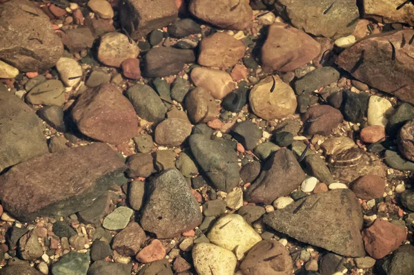 在河岸上 海岸附近的石头和水 — 图库照片