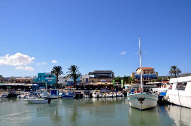Tekneler ve yatlar. Kıbrıs Limanı. Akdeniz 'de. Kıbrıs