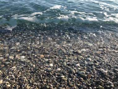 Deniz masrafı. Deniz dalgaları. Kum kıyısı. Biraz su. Mavi dalgalar