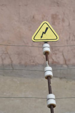 Elektrik var. Elektrikli çit. Elektrik kabloları. Yüksek voltaj