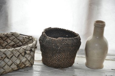 Klasik ev eşyaları. Sepetler masanın üstünde.