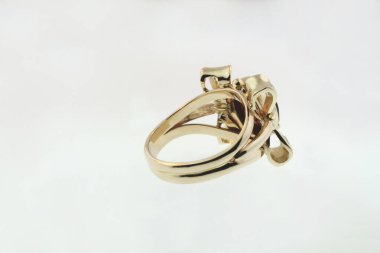 Kırmızı yakutlu altın yüzük.