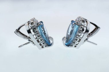 Güzel küpeler. Mavi taşlı altından yapılmış.