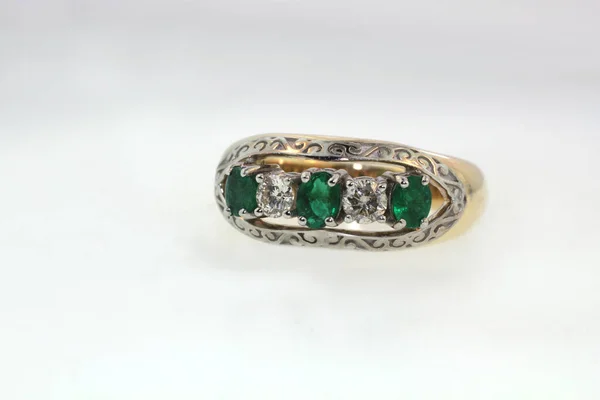Gouden Ring Met Edelstenen Goud Diamanten Goud Smaragd — Stockfoto