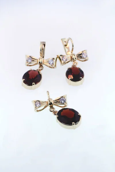 Schöne Ohrringe Für Frauen Aus Gold Mit Steinen — Stockfoto