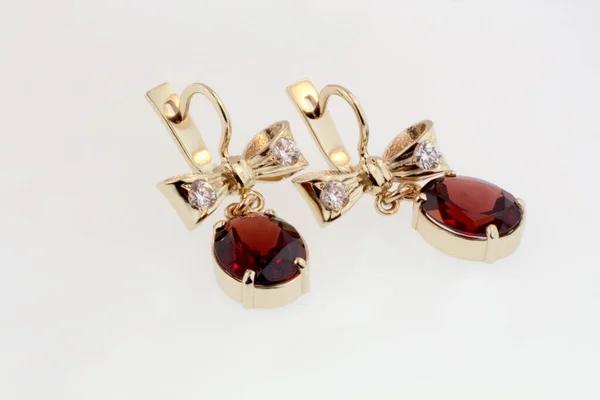 Schöne Ohrringe Für Frauen Aus Gold Mit Steinen — Stockfoto