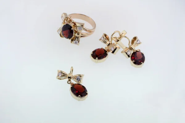 Schmuck Mit Roten Steinen Diamanten Und Rubine Ringe Ohrringe — Stockfoto