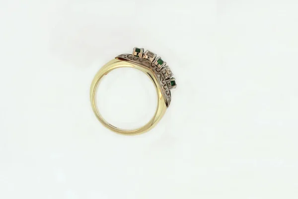 Arany Gyűrű Drágakövekkel Arany Gyémánt Arany Smaragd — Stock Fotó