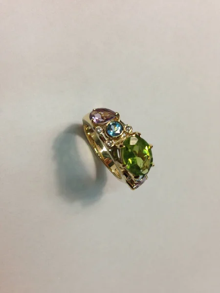 Anillo Oro Con Piedras Preciosas Oro Diamantes Oro Esmeralda — Foto de Stock