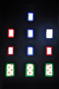 Lekeli cam pencereler. Pencerelerden gelen ışık. Güzel pencereler