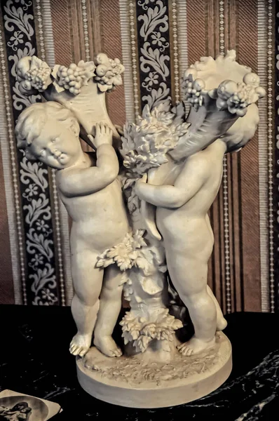 Sculpture Petits Anges Des Anges Sur Table Sculpture Vintage — Photo