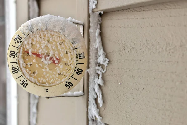 Frosty snow-capped outdoor Thermometer on a extremely cold, frigid winters day — Foto Stock