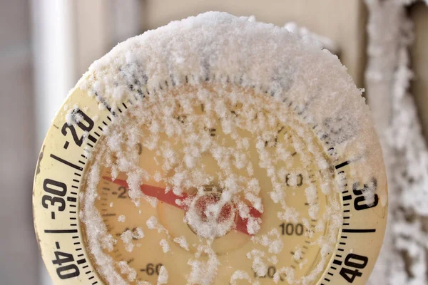 Frosty snow-capped outdoor Thermometer on a extremely cold, frigid winters day — Foto Stock