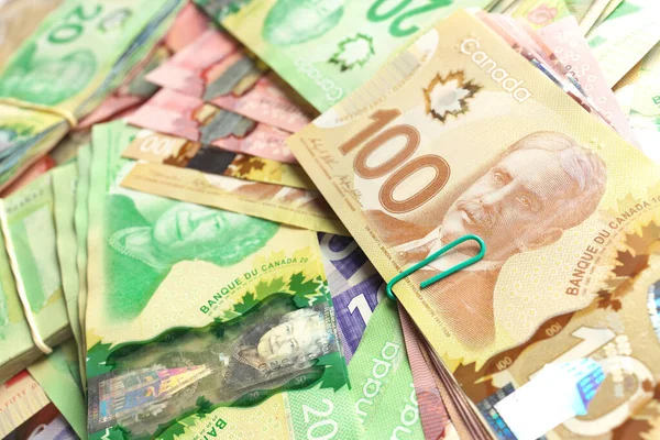 Hoge hoekaanzicht van Canadese bankbiljetten van verschillende waarden — Stockfoto
