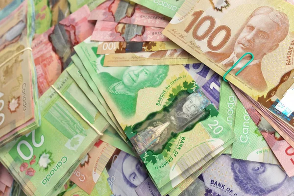 Hoge hoekaanzicht van Canadese bankbiljetten van verschillende waarden — Stockfoto
