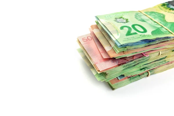 Hoge hoekaanzicht van grote stapel Canadese bankbiljetten op een witte achtergrond — Stockfoto