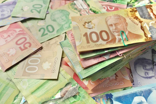 Hoge hoek uitzicht op Canadese bankbiljetten van verschillende waarden met een grote stapel van rekeningen op de top — Stockfoto
