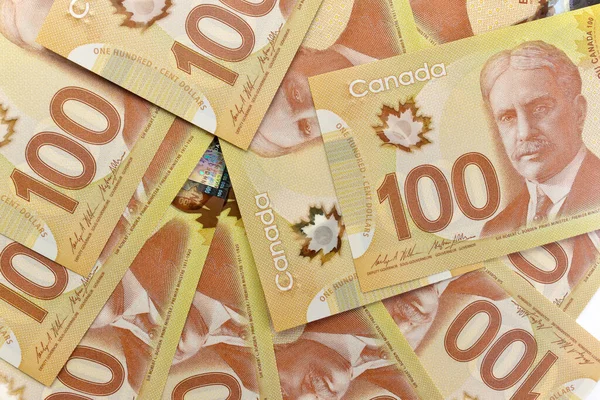 Crisp Canada 'nın Beyaz Arkaplanda 100 Dolarlık Görüntünün Tam Üzerinde