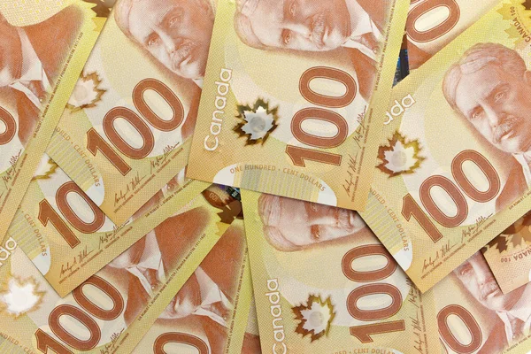 Crisp Canada 'nın Beyaz Arkaplanda 100 Dolarlık Görüntünün Tam Üzerinde