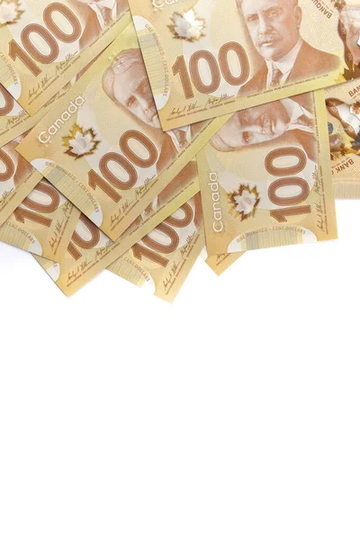Direct boven Afbeelding van Crisp Canadian 100 honderd dollar facturen op een witte achtergrond — Stockfoto
