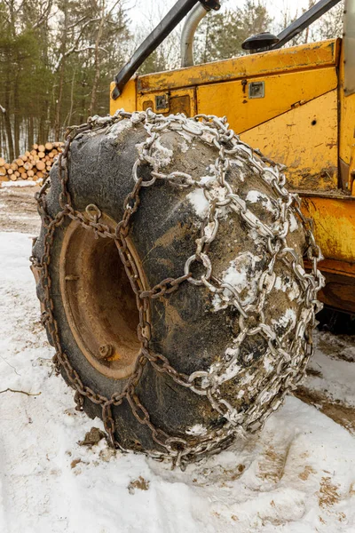 Yellow Logging Skidder 'daki Kış Zincirlerini Kapat 