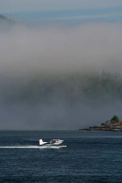 Un hydravion accélère son décollage à Tofino sur l'île de Vancouver au Canada — Photo