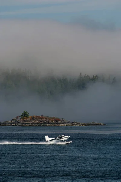 Un hydravion accélère son décollage à Tofino sur l'île de Vancouver au Canada — Photo