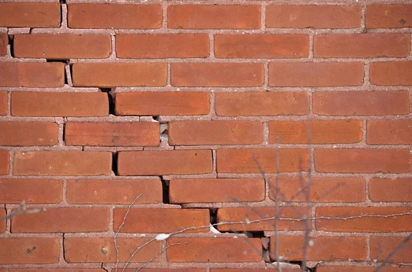 Red Brick Wall with Large Crack and crumbling mortar — Stock Photo, Image
