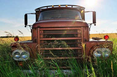 Güneşli bir günde Terk Edilmiş Vintage ve Paslı Kamyon Izgarası 'nı kapatın.
