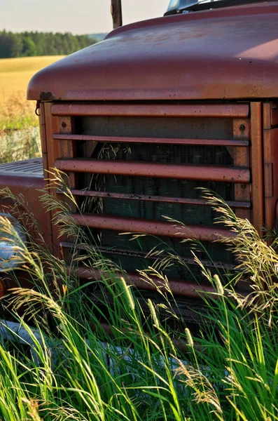 Close up of Front Grill of Abandoned Vintage and Rusty Truck in a Field on a Sunny Day — Stock Photo, Image