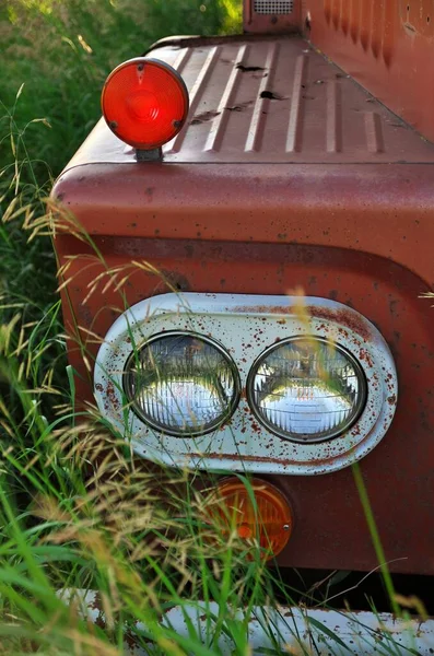 Close up of Headlight of an Abandoned Vintage and Rusty Truck — Stock Photo, Image