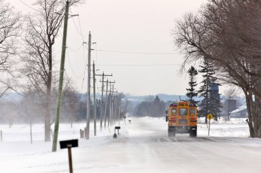Kar yığınları ve Kışın Kar Fırtınası ile Taşra Yolu 'na Seyahat Eden Okul Otobüsü. Yüksek kalite fotoğraf