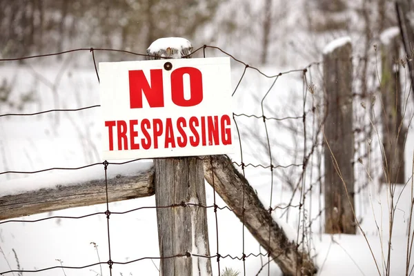 Close up of No Trespassing Sign Posted on a Wire Fence in a Rural Setting in Winter — Stock Photo, Image