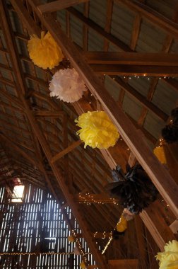 Sarı Siyah ve Beyaz Doku Süslemeleri Dans İçin Kırsal Ahırın İçini Giydiriyor