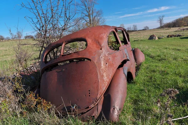 Derelict and rusty antique Vintage Car in a Farm Field on a Sunny Day — Stock Photo, Image