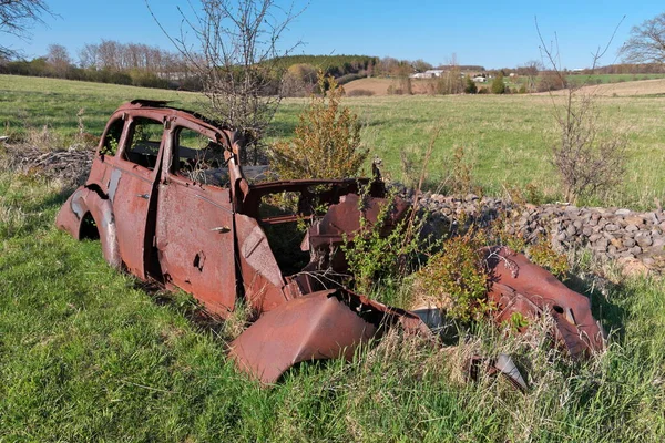 Derelict and rusty antique Vintage Car in a Farm Field on a Sunny Day — Stock Photo, Image