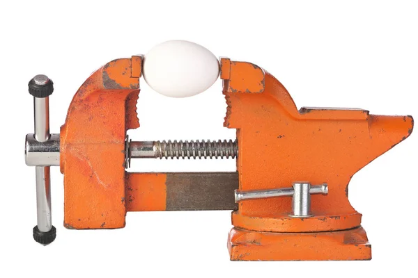 Un huevo en las mandíbulas de un banco de metal naranja aislado sobre un fondo blanco —  Fotos de Stock