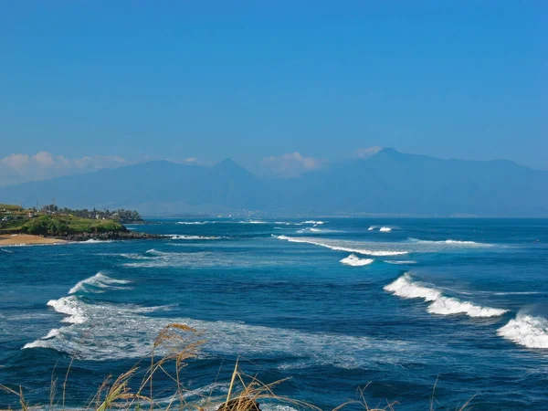 Velké vlny přestávka u pobřeží v Hookipa Hookipa Beach Park na ostrově Maui na Havaji — Stock fotografie